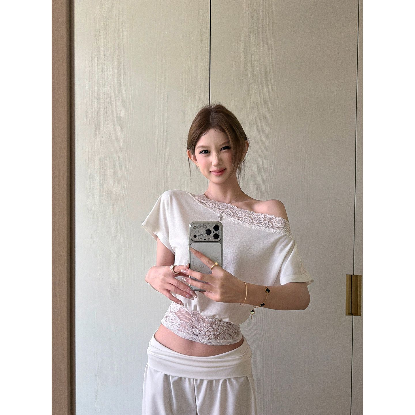 tongiiuu 아름다움 어깨 법 새싹 레이스 조각 비스듬한 어깨 반팔 티셔츠 여성 디자인 센스 허리 수축 슬림해 보이는 맨위 여름