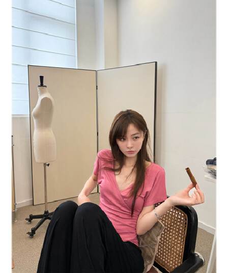 260 그램 사람들 면 작은 예쁜 허리 십자가 V넥 작은 날다 소매 디자인 티셔츠 여성 여름 새로운 몸매 가꾸기 슬림해 보이는 반팔 맨위