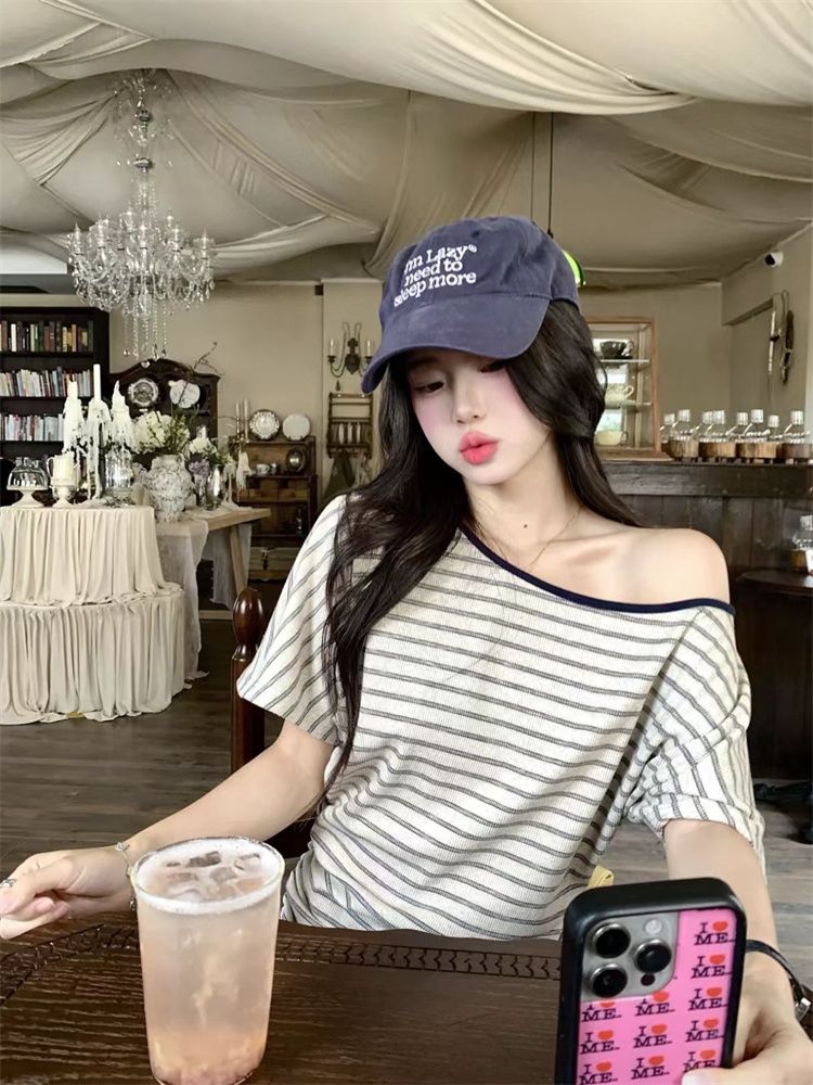 230 크 풍부한 서울 면 스트라이프 오프숄더 티셔츠 여성 여름 슈퍼 화재 연령 감소 비스듬한 어깨 반팔 느긋한 센스 몸매 가꾸기 슬림해 보이는 맨위