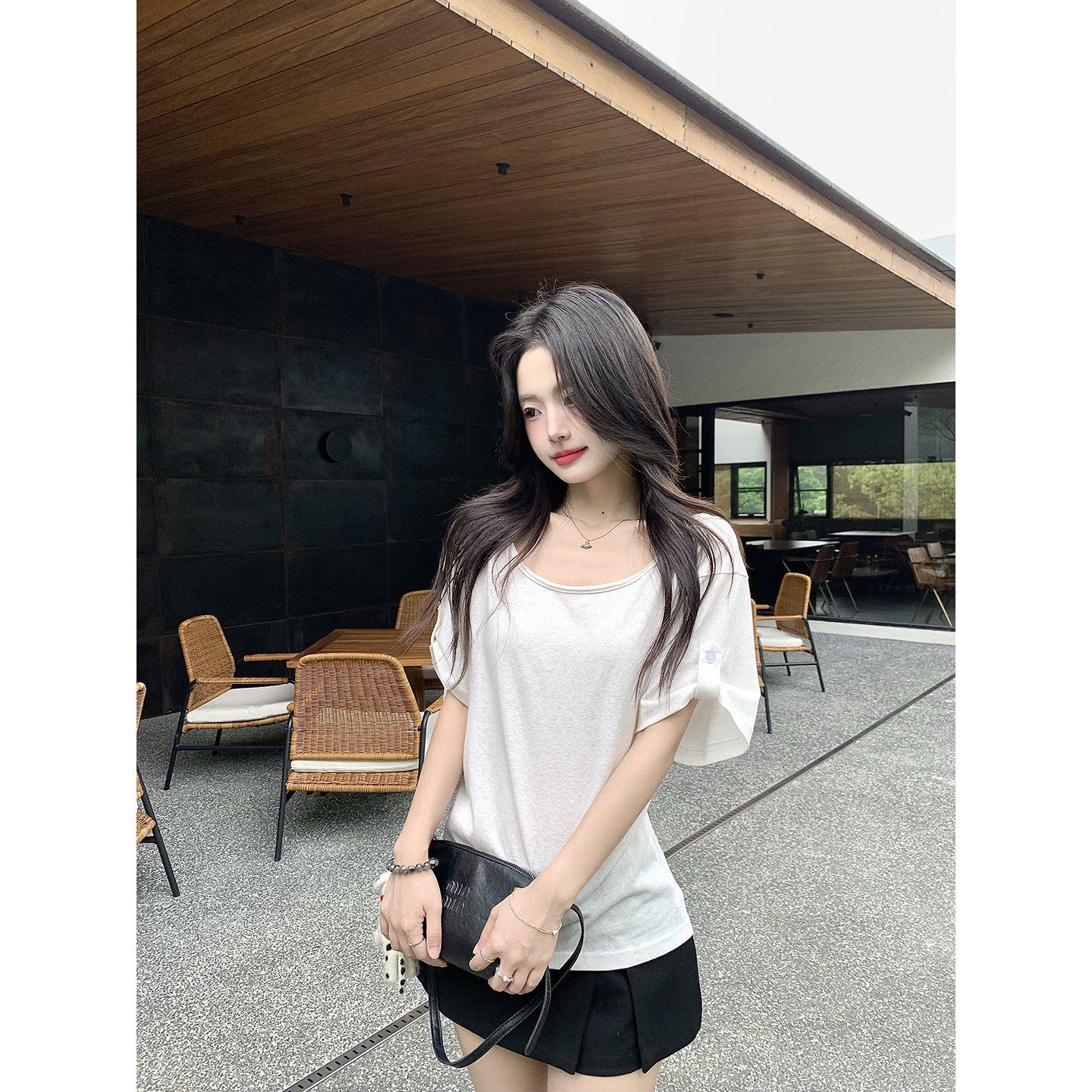 눈꽃 면 화이트 u 칼라 루즈핏 반팔 2026 새로운 몸매 가꾸기 허리 수축 캐주얼 다용도 작은 대중 디자인 맨위