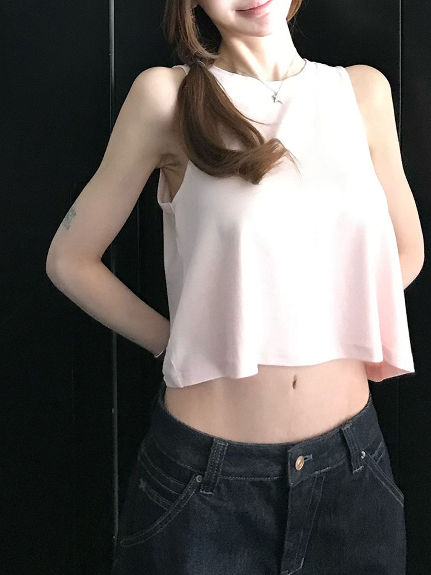 한 부서 캐주얼 바람 회색 민소매 조끼 티셔츠 여성 2026 여름 새로운 핫걸 슬림해 보이는 다용도 작은 셔츠 맨위