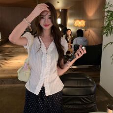 批发<b class='q'>衬衫</b>女夏花边设计感独特超好看单穿<b class='q'>衬衣</b>法式泡泡袖<b class='q'>上衣</b>