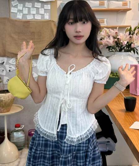 프랑스식 달콤함 레이스 측면 스트랩 화이트 반팔 여성 셔츠 여름 새로운 디자인 센스 몸매 가꾸기 슬림해 보이는 한 첨부 된 의류