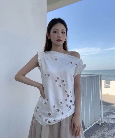 화이트 디자인 센스 비스듬한 어깨 홀로우 아웃 여성 셔츠 여름 프랑스식 고급 센스 루즈핏 슬림해 보이는 작은 키 오프숄더 맨위