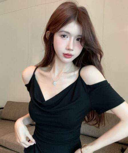 핫걸 오프숄더 슬립 흔들다 칼라 반팔 맨위 한 부서 디자인 미니멀리즘 오프숄더 불규칙 슬림해 보이는 검정색 티셔츠
