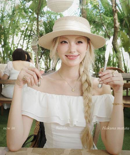 화이트 오프숄더 쇼트 스타일 여성 셔츠 여름 프릴 오프숄더 셔츠 작은 셔츠 몸매 가꾸기 슬림해 보이는 디자인 센스 맨위