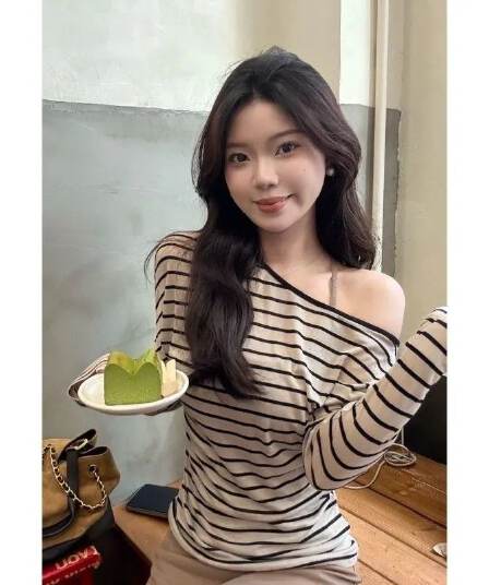 작은 대중 섹시함 느긋한 바람 레트로 스트라이프 비스듬한 어깨 긴팔 몸매 가꾸기 슬림해 보이는 티셔츠 여성 셔츠 여성