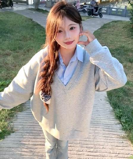패치워크 페이크 레이어드 V넥 풀오버 스웨트셔츠 여성 봄 가을 2026 새로운 폭발 한 부서 느긋한 바람 디자인 센스 맨위