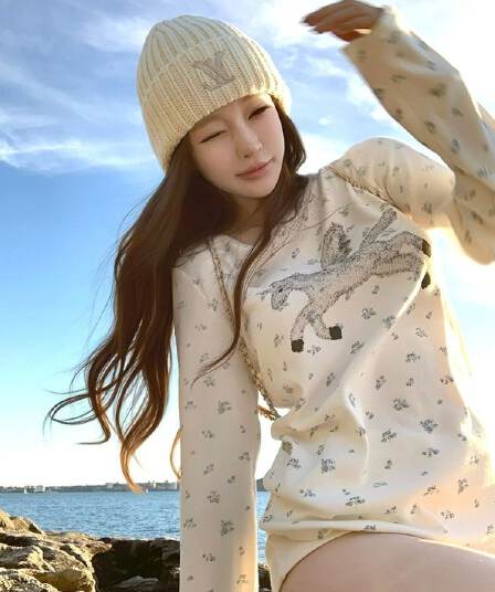 1 1 라이 우아한 260 그램 캡처 꿈 유니콘 전체 인쇄 작은 꽃무늬 여성 봄 가을 캐주얼 라운드 넥 긴팔 티셔츠 맨위