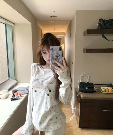 원본 원단 전체 인쇄 작은 꽃무늬 구덩이 기사 질감 센스 캐주얼 라운드 넥 긴팔 티셔츠 여성 조기 가을 만나는 맨위