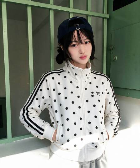 후아 면 복합 화이트 도트 무늬 스탠드 칼라 후드티 여성 코트 2026 가을 몸매 가꾸기 짧은 지퍼 오픈 가디건