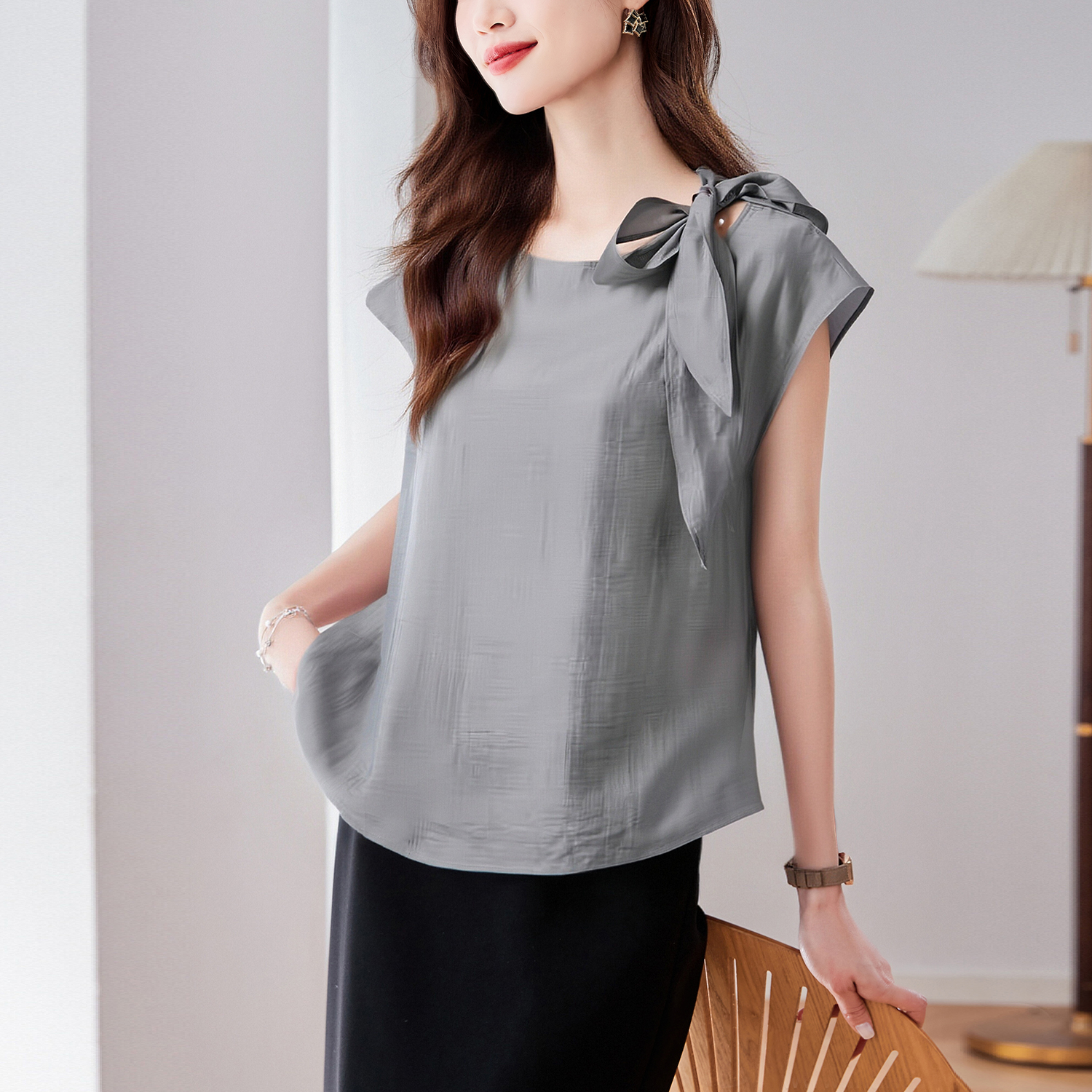 실사 2026 여름 새로운 쉬폰 블라우스 품격 우아함 슬림해 보이는 Chic 디자인 센스 네클라인 레이스업 맨위 여성