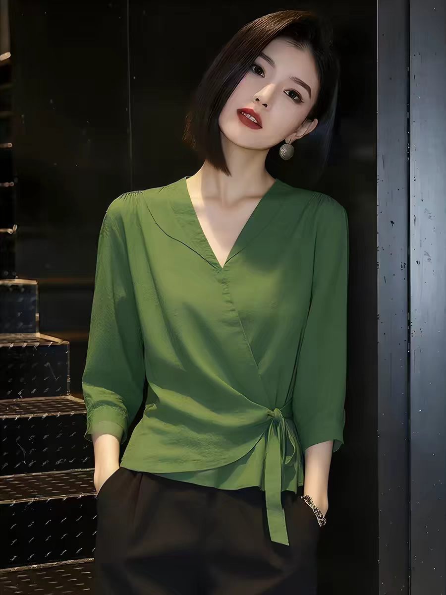 빛 요리 한 바람 V넥 허리 수축 레이스업 맨위 2026 여름 새로운 녹색 디자인 센스 출퇴근 여성 고급 맨위