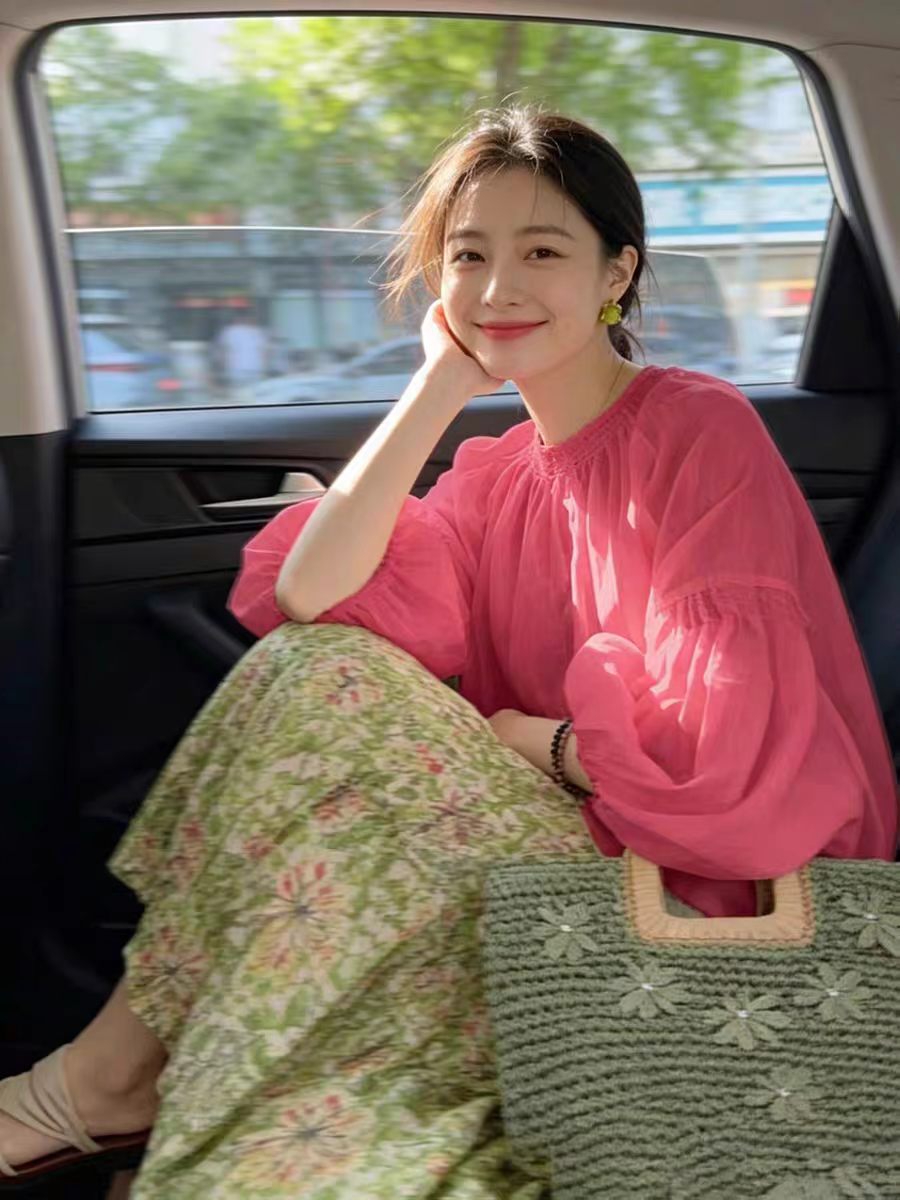 프랑스식 로즈 레드 라운드 넥 거품 소매 여성 셔츠 여름 2026 새로운 디자인 센스 작은 대중 루즈핏 느긋한 바람 맨위