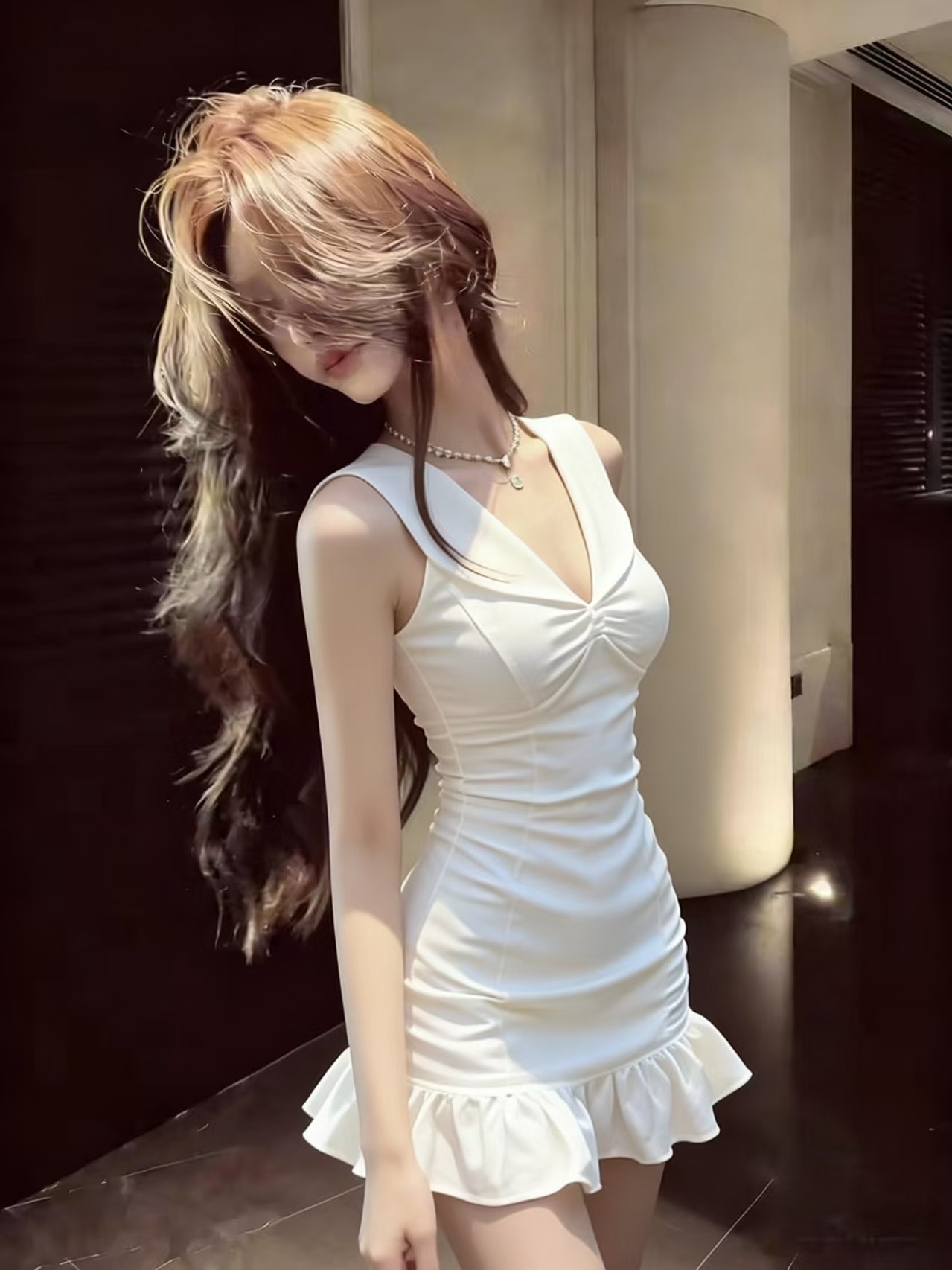 화이트 행침 목 여성 드레스 2026 새로운 여름 허리 수축 타이트 스커트 섹시함 잘 생긴 고유 한 아름다운 치마
