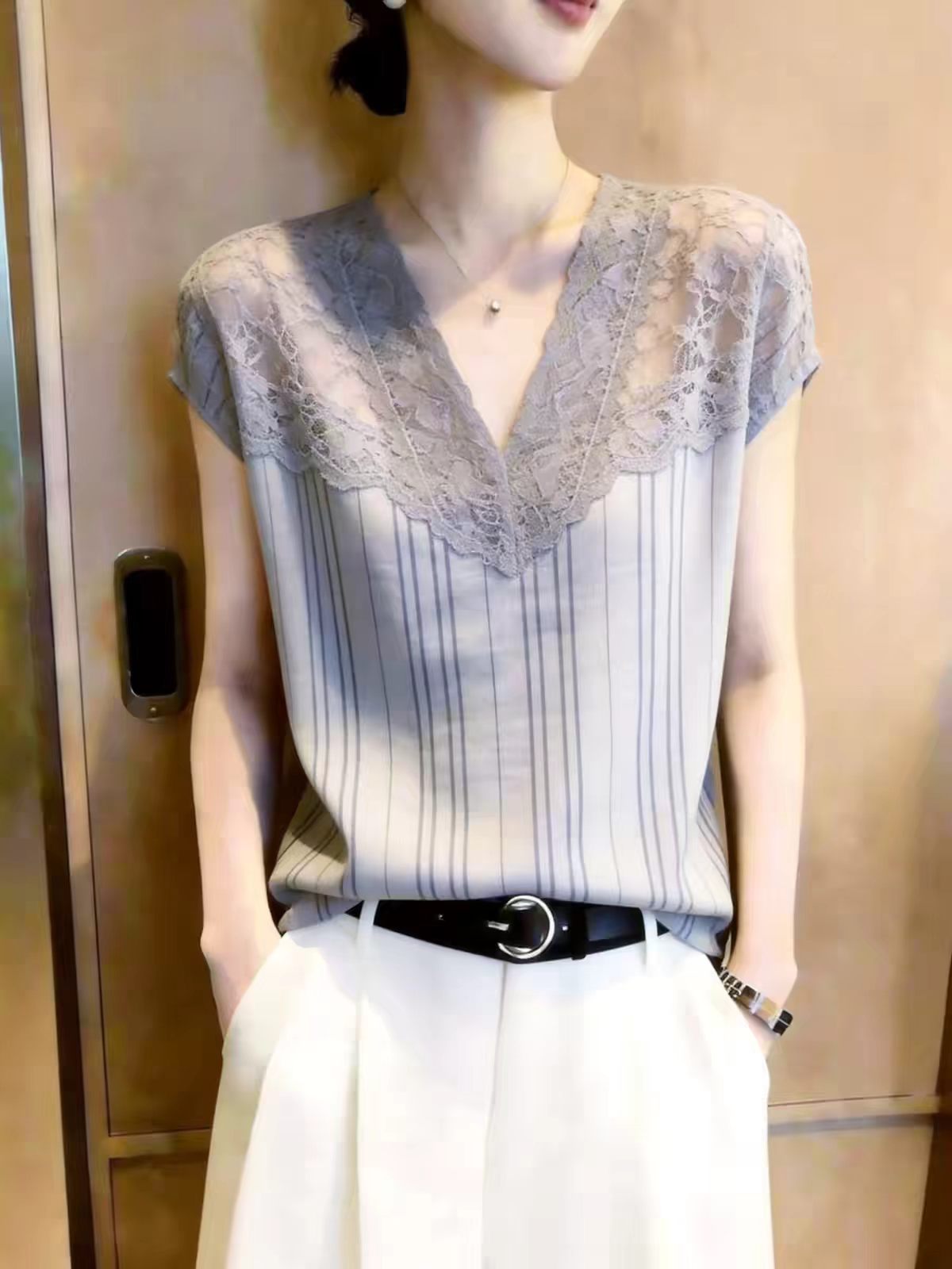 BY30039# 夏季新品女装V领蕾丝拼接条纹上衣女气质修身百搭通勤上衣 服裝批發女裝批發服飾貨源