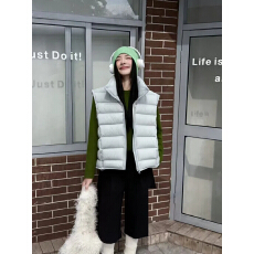 批发白鸭绒新款超好看轻薄排骨羽棉服马甲女连帽短款保暖冬季外套女