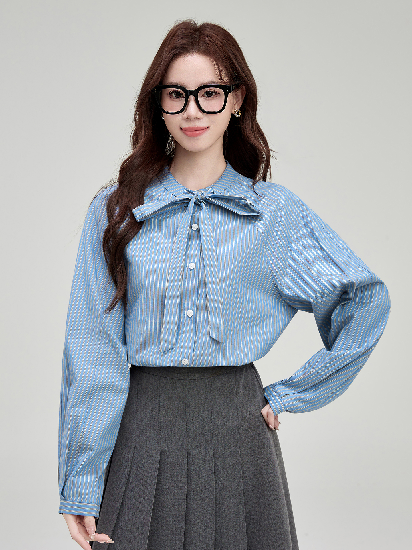 실사 레트로 파란색 세로 줄무늬 여성 셔츠 작은 키 긴팔 다용도 슬림해 보이는 디자인 센스 레이스업 맨위