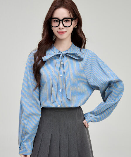 실사 레트로 파란색 세로 줄무늬 여성 셔츠 작은 키 긴팔 다용도 슬림해 보이는 디자인 센스 레이스업 맨위