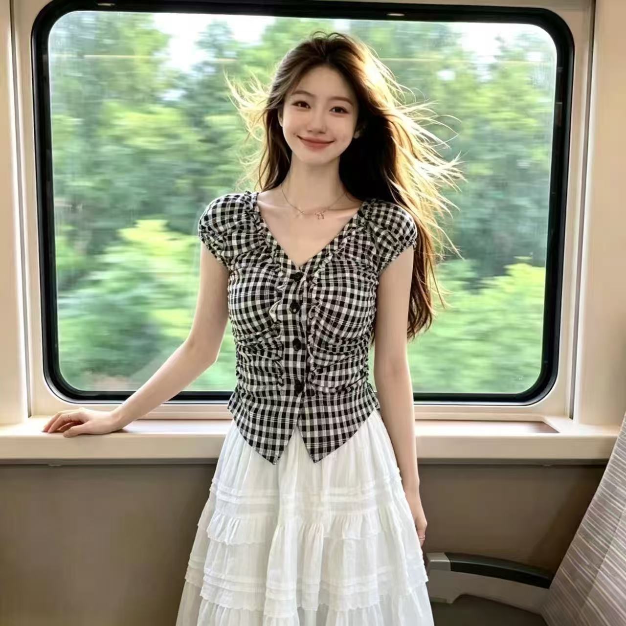 v 칼라 흑인과 백인 격자 무늬 셔츠 맨위 여성