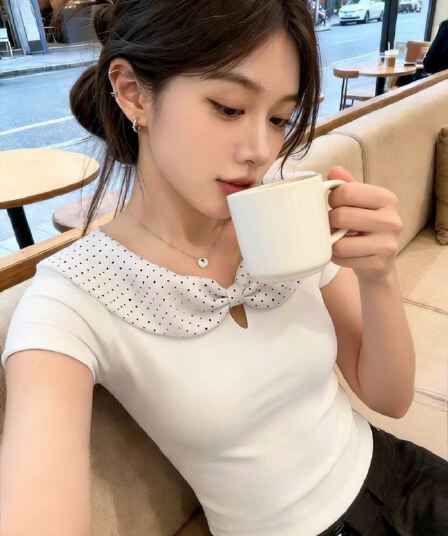 도트 무늬 화이트 베이비 칼라 맨위 여성