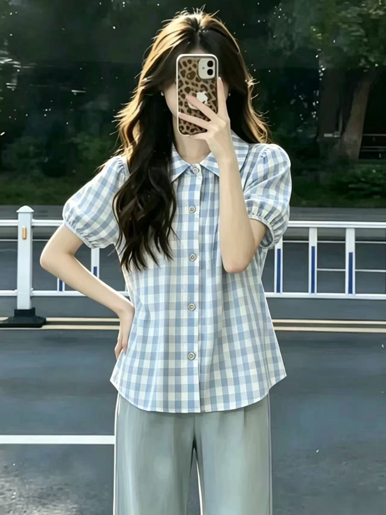 파란색 체크무늬 거품 소매 셔츠 맨위 여성