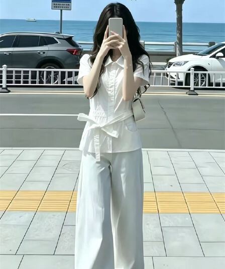 스트랩 화이트 반팔 셔츠 맨위 여성