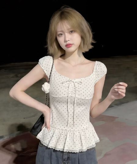도트 무늬 나비 넥타이 맨위 여성