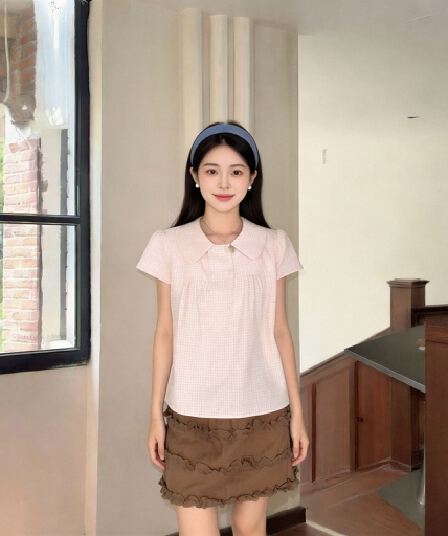 부드러운 분말 주름 베이비 칼라 격자 무늬 셔츠 맨위