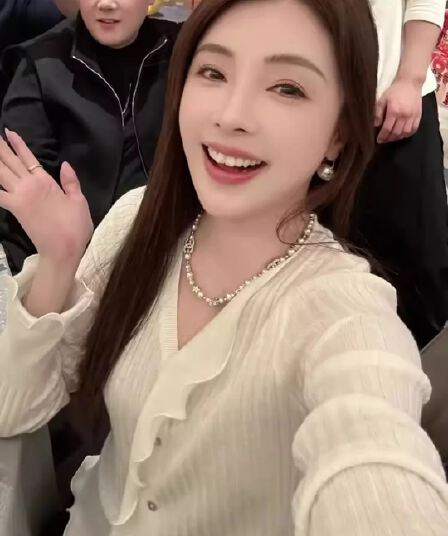 프릴 V넥 니트 기본 셔츠 여성 2026 새로운 봄 세련된 외국 가스 로얄 자매 빛 요리 한 아름다운 작은 맨위