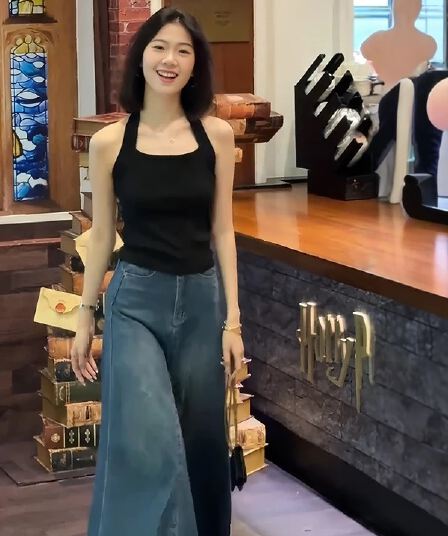 디자인 센스 파란색 행침 목 백리스 니트 캐미솔 여름 새로운 몸매 가꾸기 슬림해 보이는 인사이드 가져 가라. 만나는 맨위
