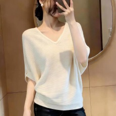 批发法式高级感V领冰丝针织衫女夏季大码胖mm显瘦宽松遮肉蝙蝠袖上衣