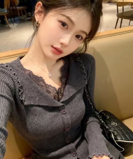 어두운 회색 패치워크 레이스 레이스 인사이드 가져 가라. 만나는 니트 스웨터 여성 2026 가을 분위기 센스 고유 한 아름다운 맨위