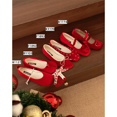 批发红色系小众猪蹄晚风鞋子女2026新款分拇指羊蹄平底春<b class='q'>秋</b>豆豆单鞋