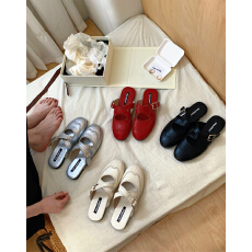 批发2026新款交叉皮带扣穆勒半拖鞋女<b class='q'>夏</b>外穿平底包头拖雕花皮鞋潮