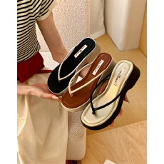 批发厚底夹脚人字拖鞋<b class='q'>女鞋</b>子外穿2026年新款夏季坡跟度假沙滩凉拖凉鞋