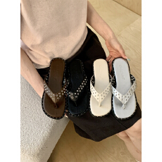 批发时尚小众铆钉夹趾凉拖鞋女2026夏季新款外穿平跟防滑度假风凉拖潮