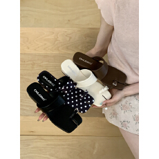 批发温柔仙女风套趾皮带扣坡跟拖鞋女2026新款度假风小众分趾沙滩凉拖