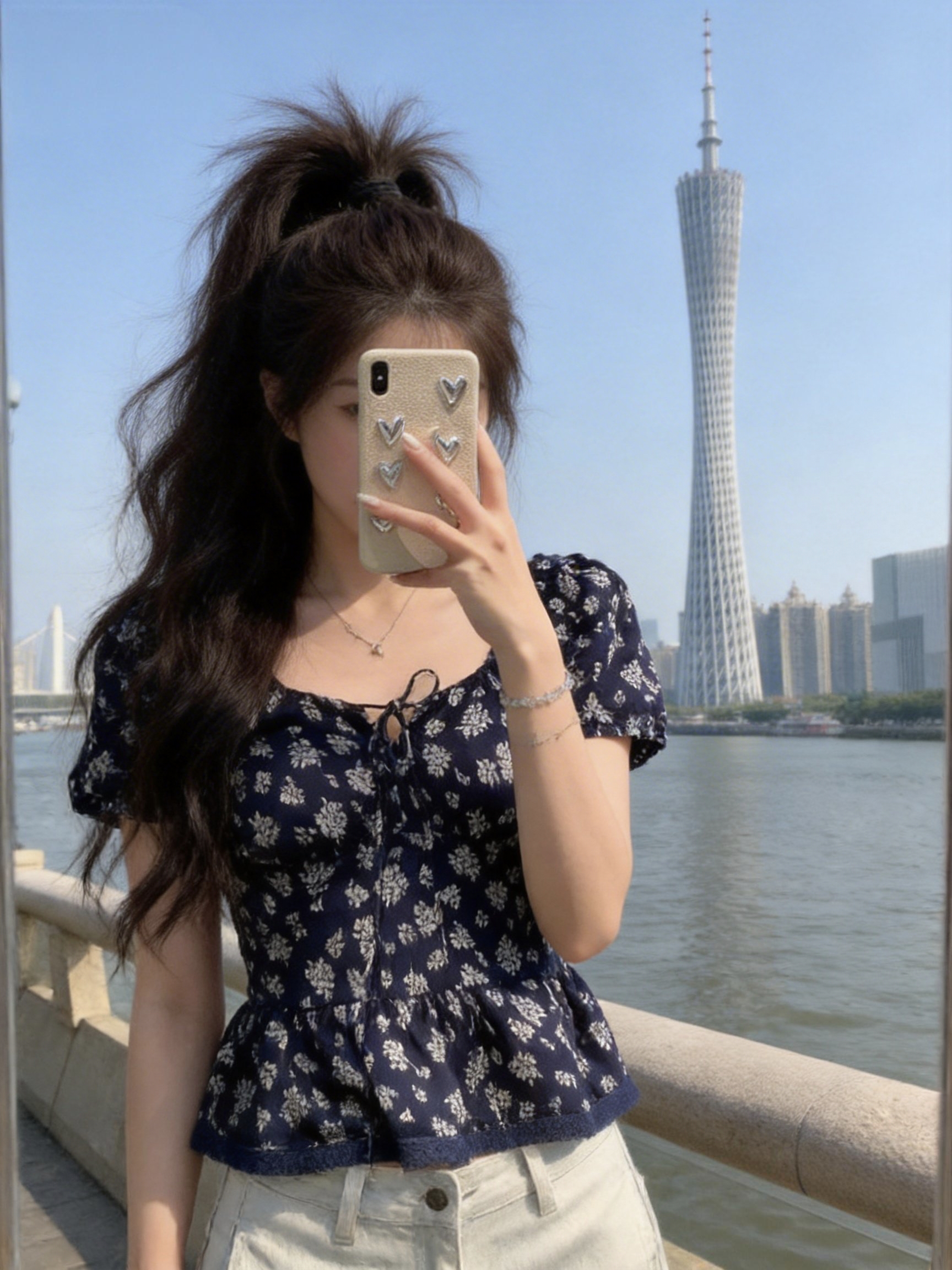 한 부서 블루 색상 꽃무늬 Feifei 소매 반팔 티셔츠 여성 여름 고유 한 아름다운 대 네클라인 쇄골 긍정적 인 어깨 의류