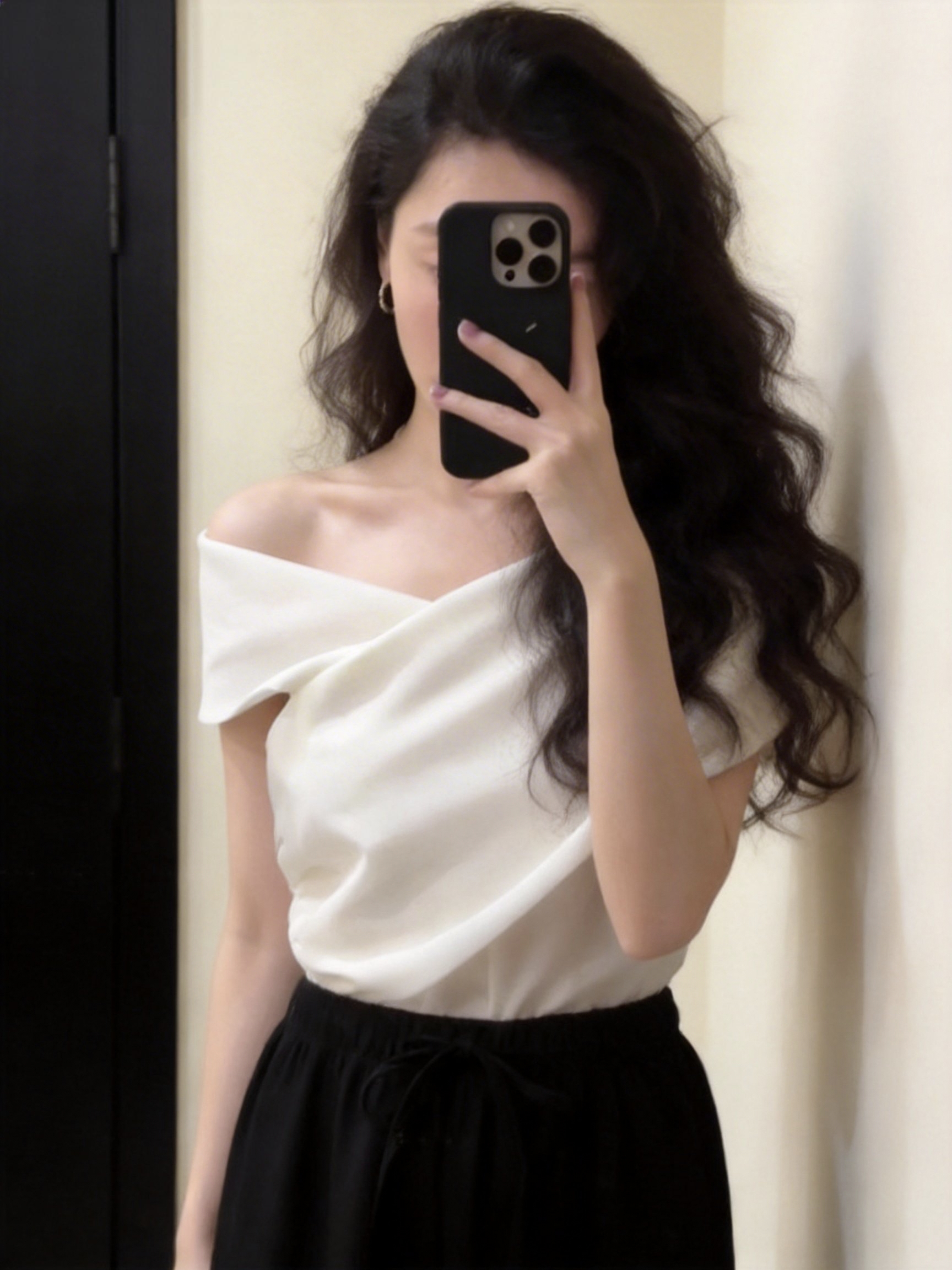 프랑스식 화이트 비스듬한 칼라 오프숄더 반팔 티셔츠 여성 여름 슈퍼 잘 생긴 고유 한 아름다운 아름다운 쇼트 스타일 비스듬한 어깨 의류