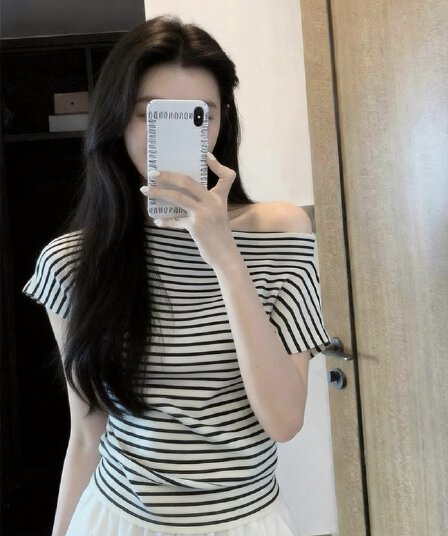 한 부서 흑백 줄무늬 비스듬한 어깨 보트넥 반팔 티셔츠 여성 2026 여름 새로운 허리 수축 쇼트 스타일 오프숄더 맨위