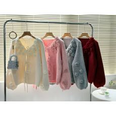 批发小香风短款针织开衫女2025早秋新款新年红超好看立体花朵毛衣外套