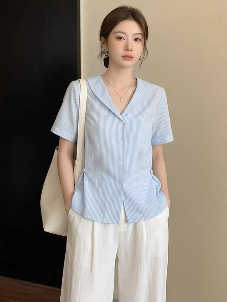 슈퍼 잘 생긴 프랑스식 파란색 핀 스트라이프 폴로 칼라 여성 셔츠 여름 허리 수축 슬림해 보이는 신선함 해군 칼라 반팔 맨위