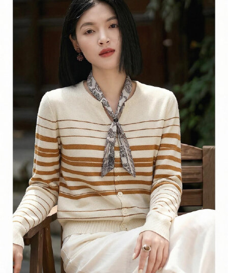 2026 이른 가을 새로운 한 부서 느긋한 V넥 스트라이프 니트 오픈 가디건 여성 몸매 가꾸기 스카프 긴팔 스웨터 코트