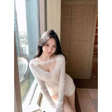 批发羊绒白色蕾丝拼接v领毛针织衫女2025<b class='q'>冬</b>季新款上衣内搭打底衫