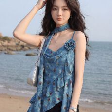 批发度假风V领蓝色碎花挂脖吊带背心复古辣妹夏季无袖不规则飘带上衣