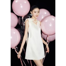 批发气质千金风花瓣肩<b class='q'>白色</b>无袖连衣裙女短款v领缎面背心裙