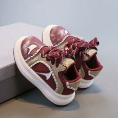 批发厚底儿童板鞋2025年春秋爆款软底皮面女童休闲鞋<b class='q'>时尚</b>男童运动鞋子