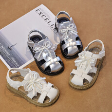 女童凉鞋夏季公主鞋2026新款儿童软底包头银色罗马鞋中大童沙滩鞋