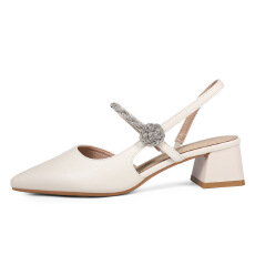 时尚水钻花朵2026夏季新款软皮尖头中跟凉鞋女气质搭网红爆款凉拖